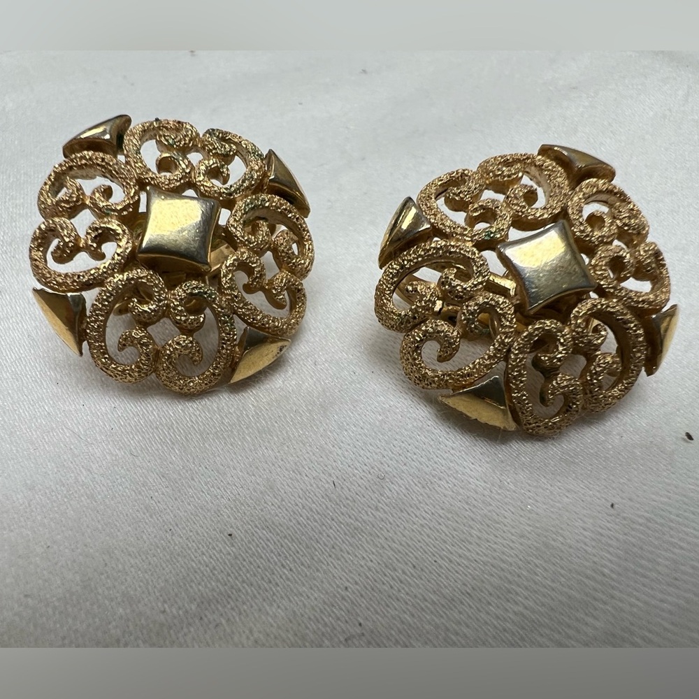 Avon 1980’s Vintage Gold Toned Classic Clip On Earrings Marked